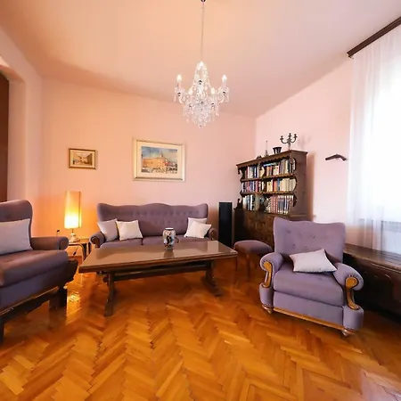 Caisa Classic Beachfront Apartmán