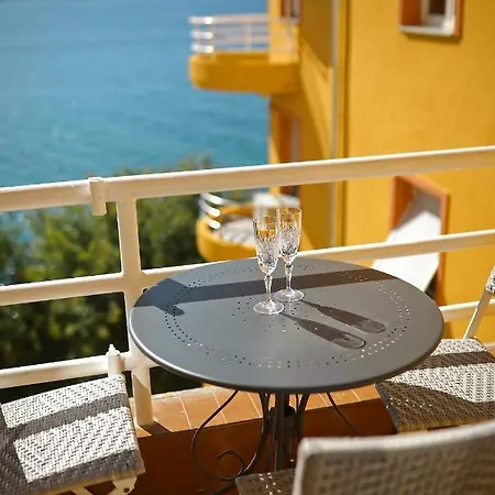 Caisa Classic Beachfront Apartmán *
