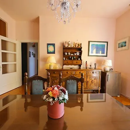 Apartment Caisa Classic Beachfront Zadar